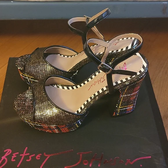 Size 6 Betsey Johnson Alaia heels - Picture 3 of 5